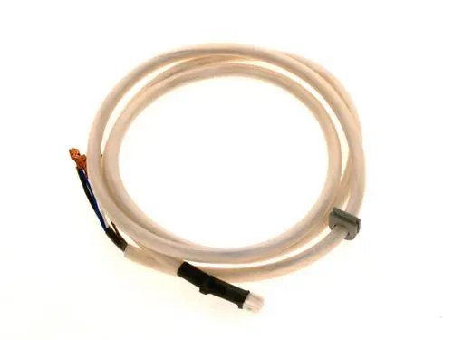 Kabel von Bosch mit mehreren Drähten, die in einem kreisförmigen Muster angeordnet sind. Ein Ende hat einen steckbaren Anschluss, während das andere freiliegende Drähte zeigt.